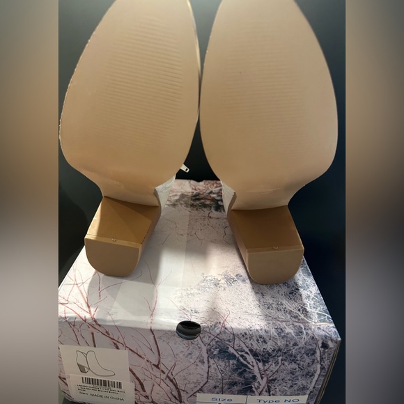 NIB LAICIGO V Cut Booties Slip On Faux Leather Boots Cream White Women’s Size 9 - Picture 6 of 7